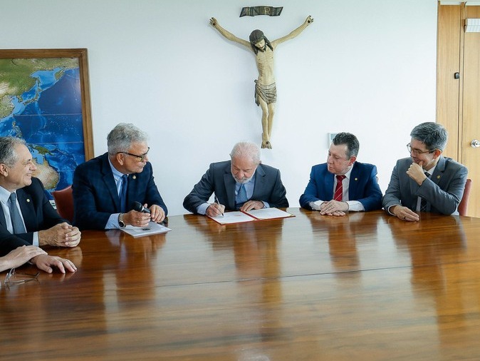 Presidente Lula sanciona MP que beneficia taxistas com isenção de taxa e amplia direitos.